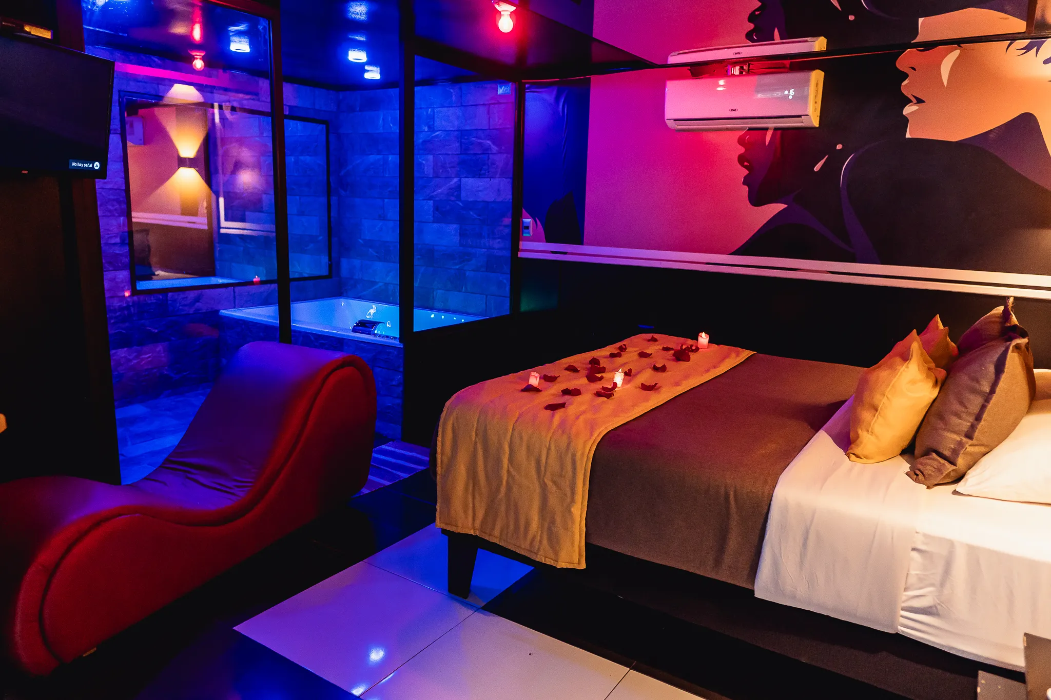 Cabaña 5 del Motel Eclipse en Osorno: terciopelo, vinilos y luz ámbar.